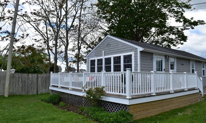 Snug Harbor Cabaña | Snug Harbor Waterfront Cottage Pet Friendly