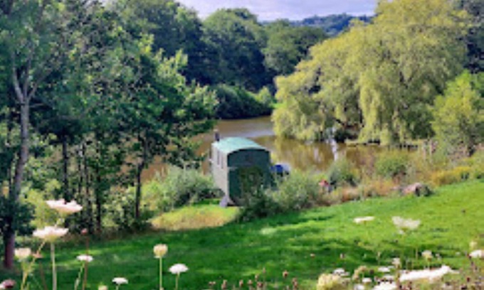 Hadlow Down Cabina | Snug secluded lakeside shepherds hut for fishing, or just relaxing.