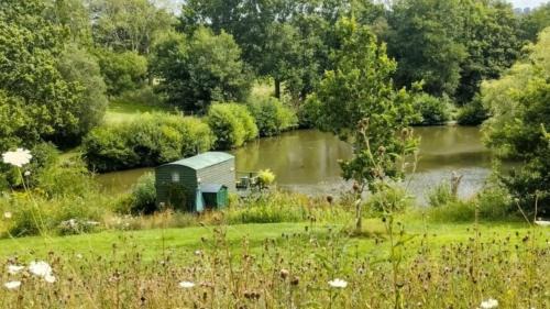 Hadlow Down Casa | Snug & Secluded Lakeside Shepherds Hut 'Carp'