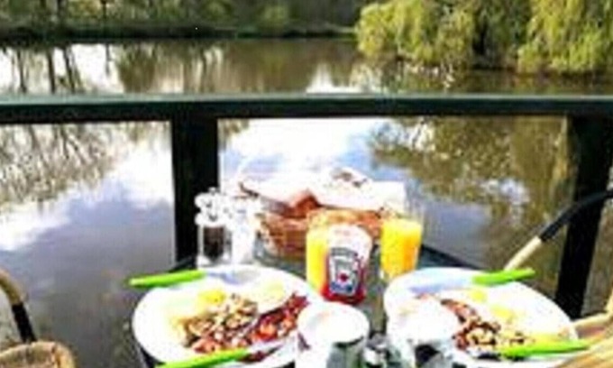 Hadlow Down Cabina | Snug & Secluded shepherds hut with balcony over lake.