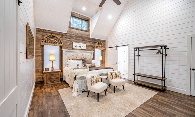 Golden Cabina | ¡Para estrenar! Snuggle Inn a Rustic Chic Luxury- Cabaña de 1 habitación con TODAS las comodidades.