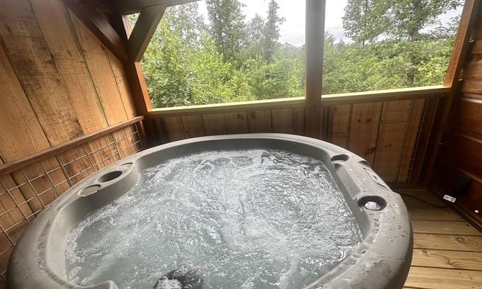 Union Mills Cabina | Snuggle Time -Hot Tub, Fireplace,Hiking,View,Near Asheville ,WiFi