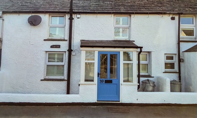 Delabole Cabaña | SNUGGLERS' COTTAGE, pet friendly, with open fire in Delabole