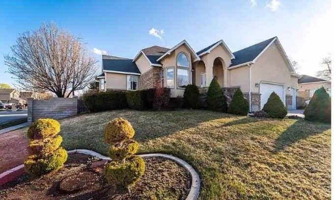 South Jordan Casa | So clean, so big and so much family fun!
