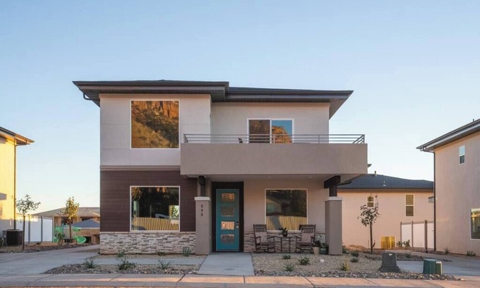Hildale Casa | So Zion Coral Cliffs, 4Bed, 3Bath, Hot Tub, Deck, Fire Pits