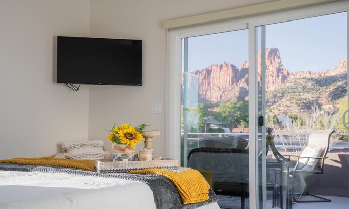 Hildale Casa | So Zion Painted Desert-4Bed, 3Bath, Hot Tub, Deck
