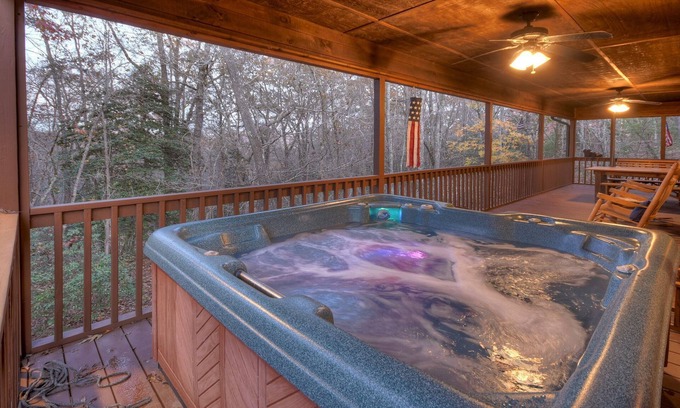 Mineral Bluff Cabina | Annie's Mountain Mist - Hot tub & Fireplace