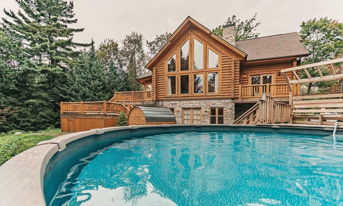 Fiddler Lake Resort Chalet De Esquí | Soak in a Private Spa, Sauna, Heated Pool, Nature