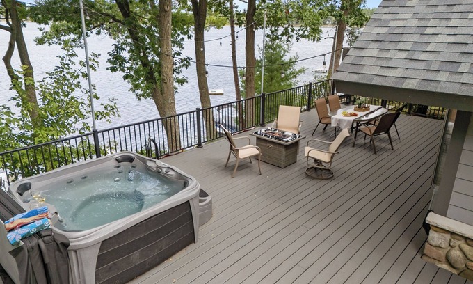 Wautoma Casa | Soak Up the Last Rays- Hot Tub Pier & Paddleboards