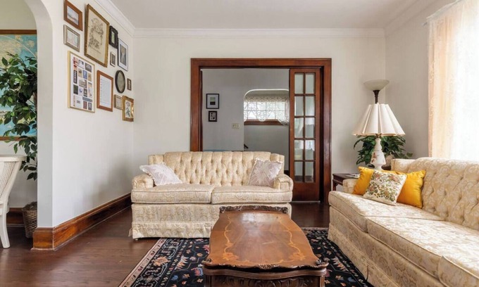 Cleveland Casa | Blocks from CCF/UH Euclid/Hospice 15 min to Downtown CLE 5 min to Beaches Antique Charm Fast WiFi A/C King Bed Soaking Tub