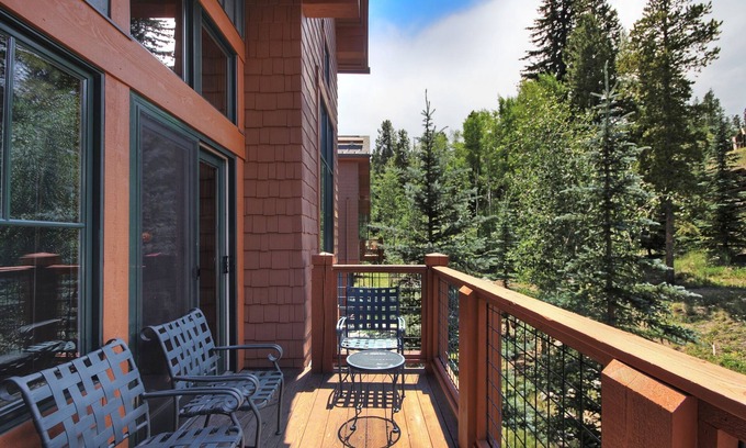 Breckenridge Condominio | Soaring Ceilings + Mins To Gondola/apres-ski - 2br Sleeps 6 2 Bedroom Townhouse by RedAwning
