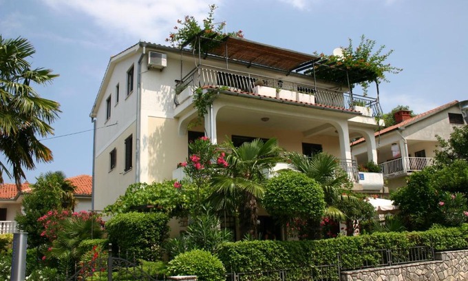 Njivice Apartamento | SOBA i TUŠ