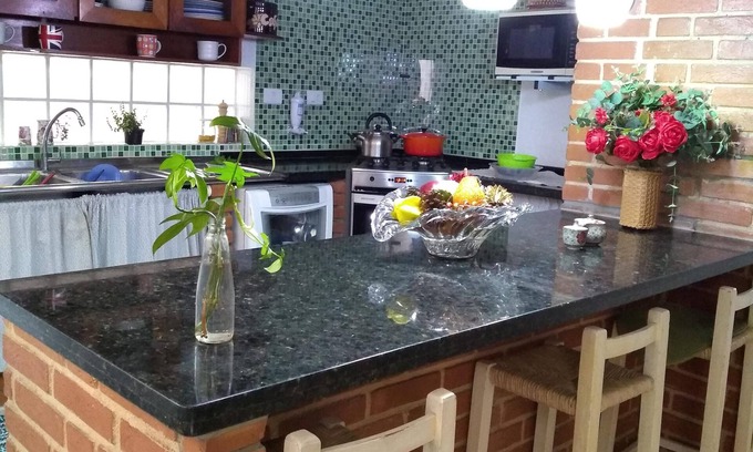 Jordanopolis Casa | Sobrado Confortable con muy verde. Jardín en el lugar y plaza en frente.