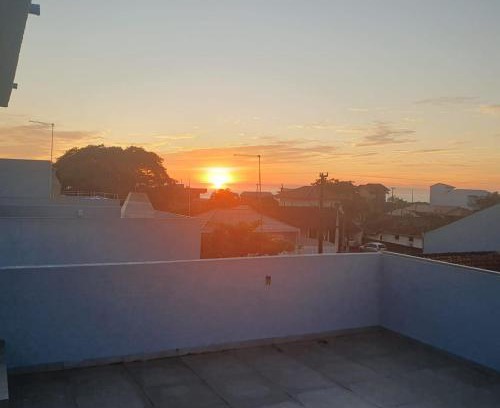 Guaratuba Casa | Sobrado Novo n 02 com Terraço Panorâmico e Churrasqueira - 4 min a pe ate a Praia - Condomínio Sobre as Ondas