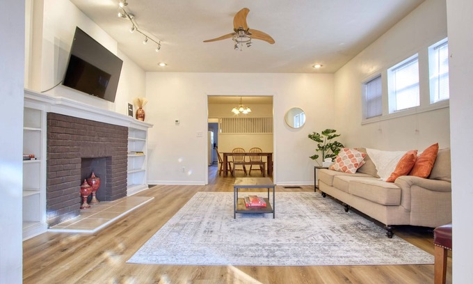 Meridian-Kessler Casa | SoBro Bungalow - Office - Free Parking