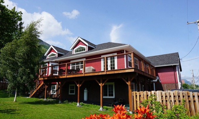 Seward Casa | Sockeye house 420 3rd ave Large house located in downtown Accommodates up to 12