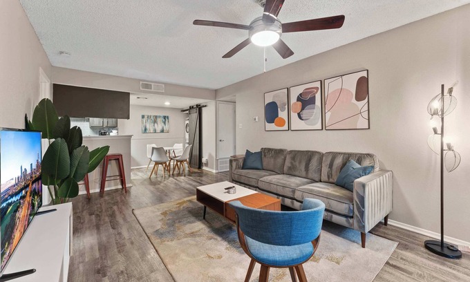 Pleasant Valley Apartamento | SoCo 2BR comfy suite w/ pool, king bed, fast WiFi