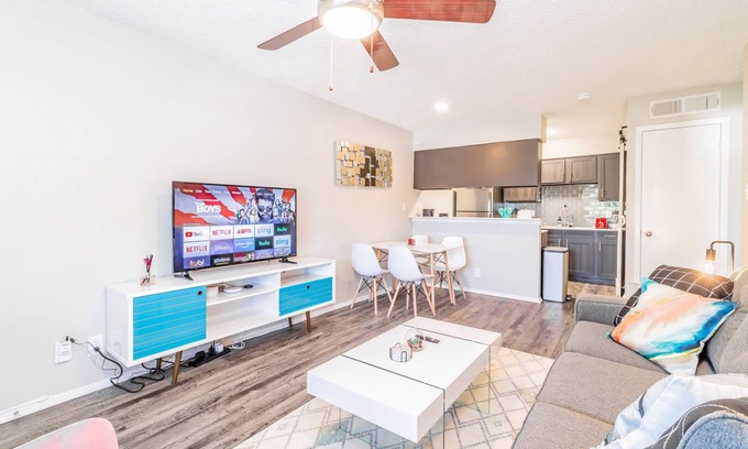 Dawson Apartamento | SoCo chic 1BR w/ fast WiFi, king bed, close to DT
