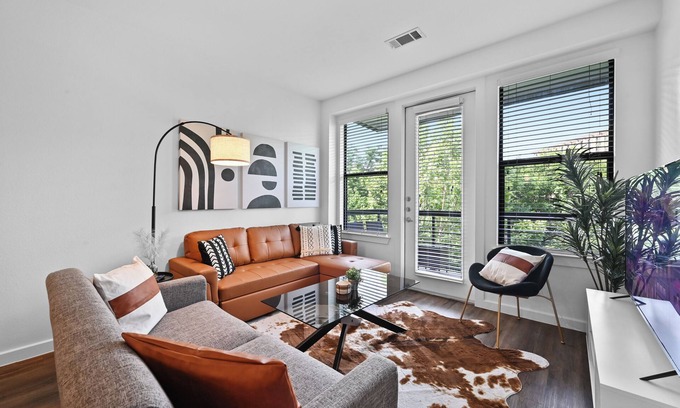 Bouldin Apartamento | SoCo Gem - Pool, Gym, Rooftop, Parking, Walk to DT