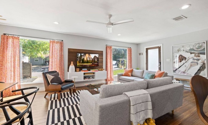 Galindo Casa | SoCo Groovy - Large Groups {New to Vrbo}