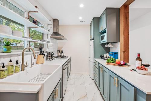 Sweetbriar Casa | SoCo Oasis Retreat: Relax in Comfort and Style