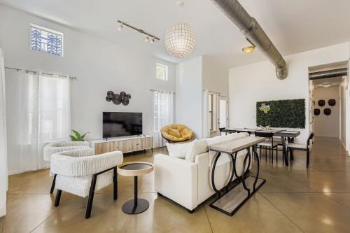 South Lamar Casa | SoCo Retreat - Escape for 8 - EV Charger Available