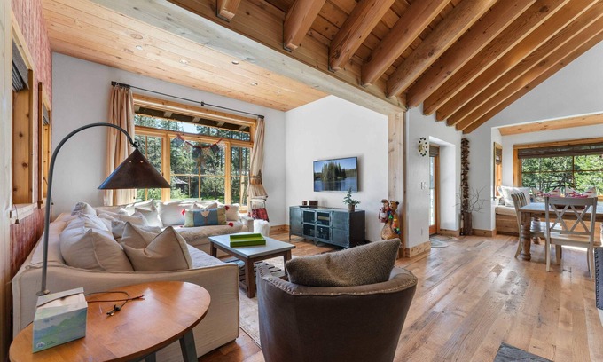 Serene Lakes Casa | Soda Springs 3BR Ski & Lake Retreat