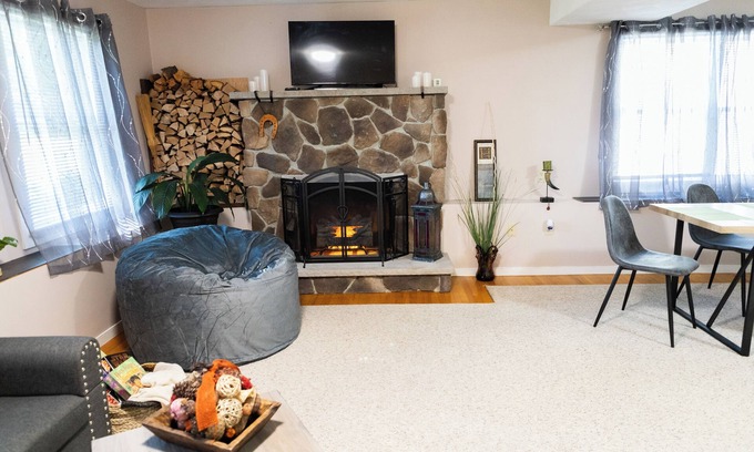 Woburn Apartamento | SOFIMA-Cozy and Charming 2-bedroom apartment!