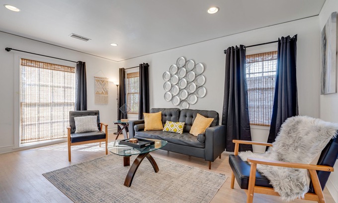 Oak Cliff Casa | SoHo Chic @ Bishop's Art District