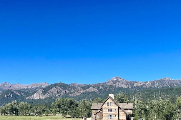 Chromo Chalet De Esquí | Chalet w gorgeous mountain n river views w hot tub