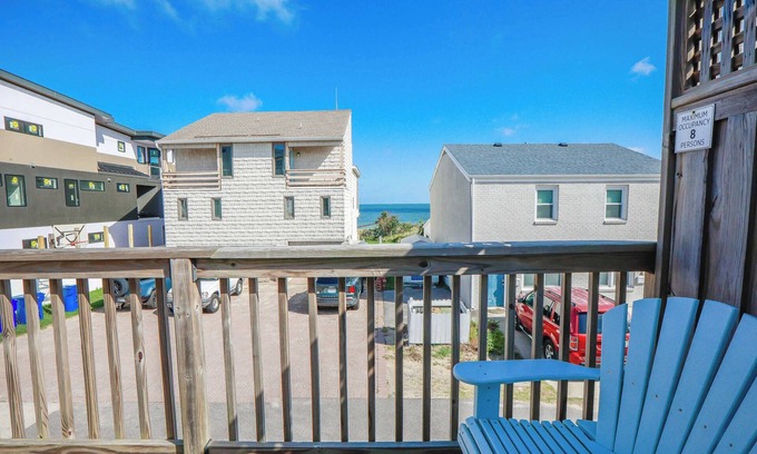 Chic's Beach Apartamento | Sojourn's Sea Views with Balcony Sleeps 10