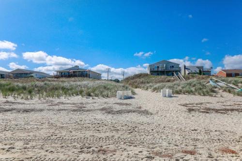 Chic's Beach Apartamento | Sojourn's Sea Views with Balcony Sleeps 4