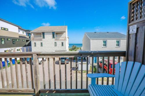 Chic's Beach Apartamento | Sojourn's Sea Views with Balcony Sleeps 10