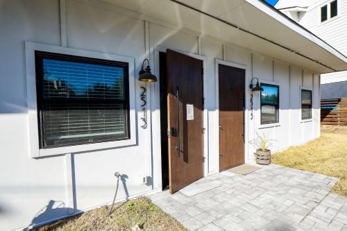 Chic's Beach Apartamento | Sojourn Steps to the Beach Sleeps 4