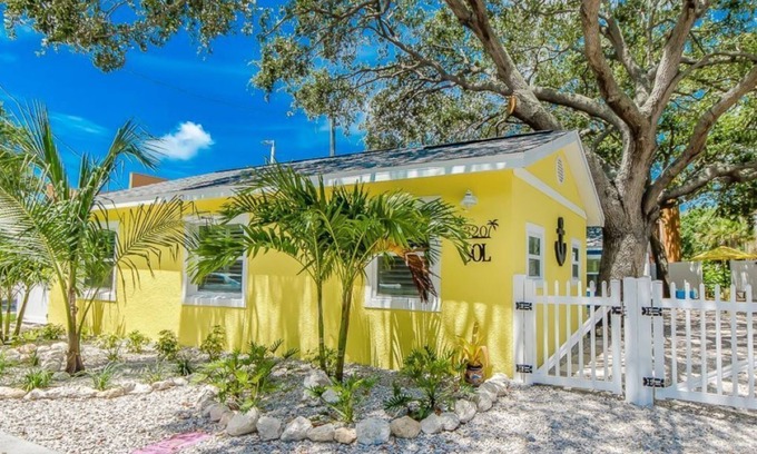 Independence Square Cabaña | SOL Cottage, Best Experience in IRB, new AC, totally remodeled, free parking