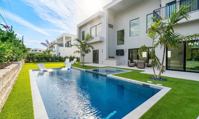 Juno Beach Casa | SOL HAUS! LUXE NEW 6 BDRM BEACH HOUSE W/ STUNNING VIEWS/POOL/SPA/PUTTING GRN/GYM