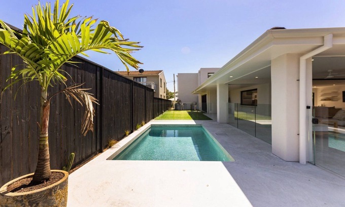North Avoca Casa | SOL HOUSE NORTH AVOCA - MIXING MEDITERRANEAN WITH COASTAL - 0NLY 50M TO BEACH