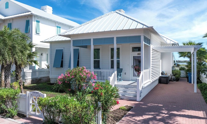The Shores Cabaña | Sol Y luna home at The Shores, sandy steps to the bay, short walk to the beach