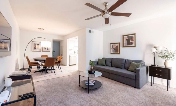 South Lamar Apartamento | SoLa OASIS 2BR King Suite, Fully Stocked, Pool+Gym