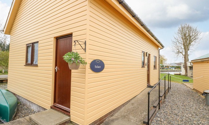 Stalham Cabaña | SOLACE LODGE, pet friendly, with a garden in Stalham