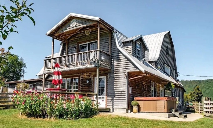 Harman Casa | Solar Powered Barn on Farm w/ Hot Tub & Pond