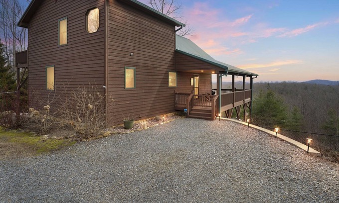 Unaka Chalet De Esquí | NEW LISTING! Solar powered, mountaintop chalet with hot tub - Pet Friendly! by RedAwning
