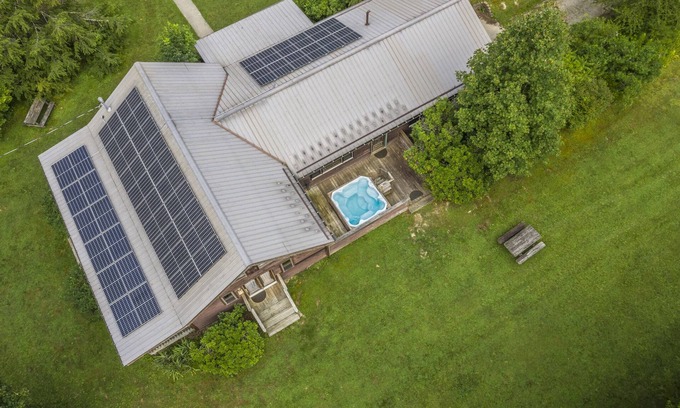 Victor Casa | Energía solar con gran sala de madera enmarcada.
