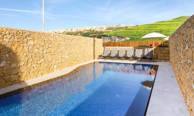 Ghasri Apartamento | Solaris Holiday Home 4 dormitorios con piscina privada