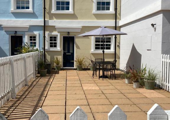 New Forest District Casa | Solent Haven, Lymington with sea views and parking
