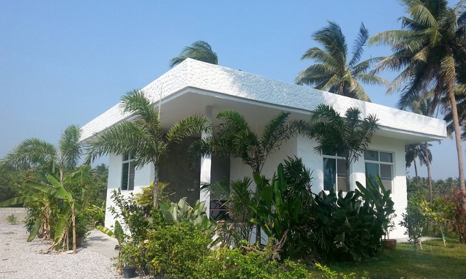 Bang Saphan Casa | Bungalow sólido, a 200 m de la playa.