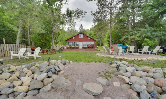 Solon Springs Cabina | Lakefront Cabin w / 32 ’Dock + Row & Paddle Boats!