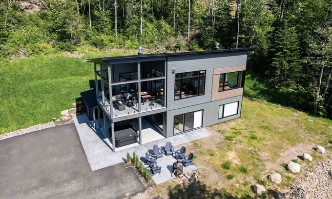 Les Eboulements Chalet De Esquí | Solstice 203: Luxury Living, Riverfront Serenity