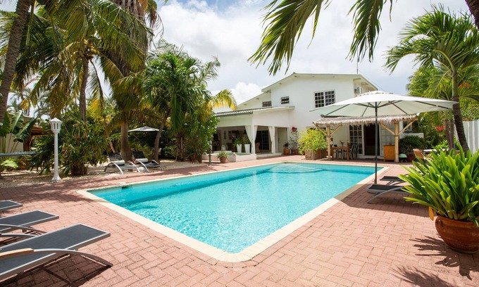 Cas Grandi Apartamento | Sombré di Kabana, Casa Piscina
