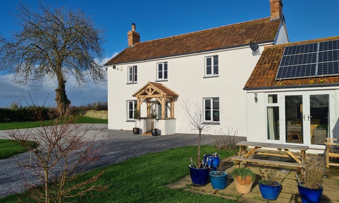 Muchelney Cabaña | SOMERSET HOUSE, family friendly, with hot tub in Middlezoy